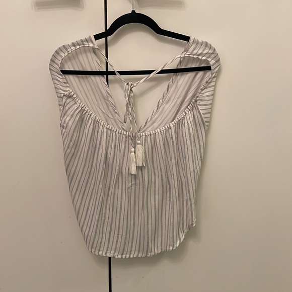 Flowy halter top with tie string - Picture 2 of 2